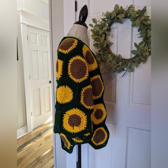 SOLD. Beautiful, upcycled vintage crocheted sweater - Picture 4 of 7